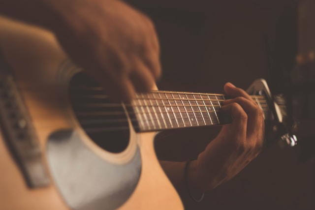 Tocando violão